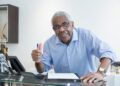 Idosos 65+ que trabalham por conta própria podem receber benefício mensal de R$ 1.621