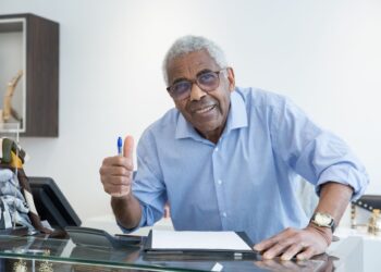 Idosos 65+ que trabalham por conta própria podem receber benefício mensal de R$ 1.621