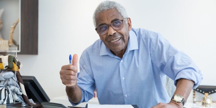Idosos 65+ que trabalham por conta própria podem receber benefício mensal de R$ 1.621