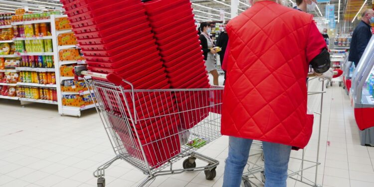Gigante dos supermercados confirma o fechamento de 60 lojas e quase 1.000 demissões