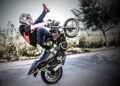 Enquanto empinar moto pode custar R$ 293,47, multa por participar de racha é bem mais salgada