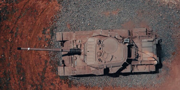 Parceiro estratégico do Brasil desenvolve tanque nuclear de 60 toneladas que lança projéteis a 450 km de distância