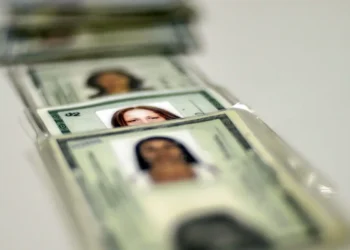 Brasileiros têm até segunda-feira (14) para enviar documentos e receber benefício de R$ 1.621