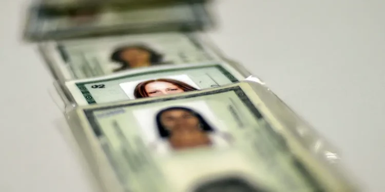 Brasileiros têm até segunda-feira (14) para enviar documentos e receber benefício de R$ 1.621