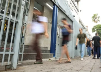 O que a lei diz sobre portão eletrônico que invade a calçada