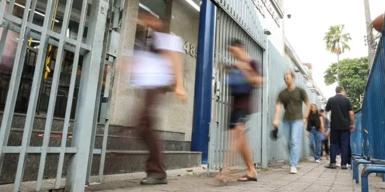 O que a lei diz sobre portão eletrônico que invade a calçada