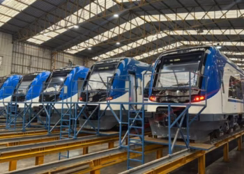 China deixa o Brasil de lado e envia 5 trens que viajam a 140 km/h para outro país sul-americano