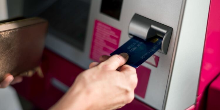 Banco tradicional vai cortar 5.000 postos de trabalho para reduzir custos