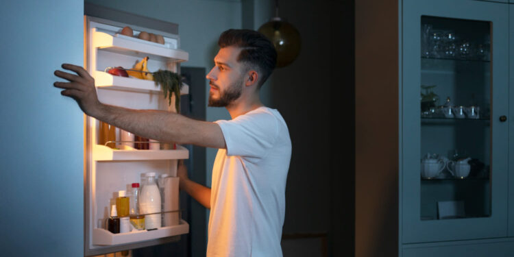 Seu Fernando comprou geladeira nova à vista por R$ 2.999 para aproveitar promoção e 80 dias depois deu problema, agora a loja não quer trocar