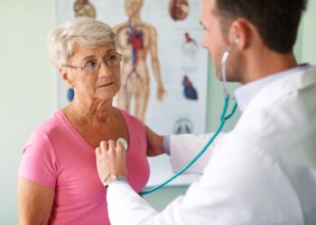 Aposentada de 68 anos toma café preto há décadas, mas começa a sentir desconforto toda manhã e médico recomenda mudança