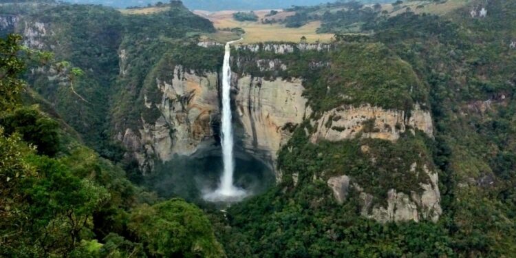 Cidade mais fria do Brasil é um paraíso aconchegante com cachoeira de 218 metros perto do centro