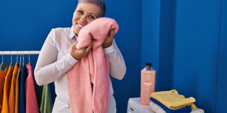Dona de casa tenta secar as roupas em dias de chuva e descobre método holandês para acelerar a secagem sem sol