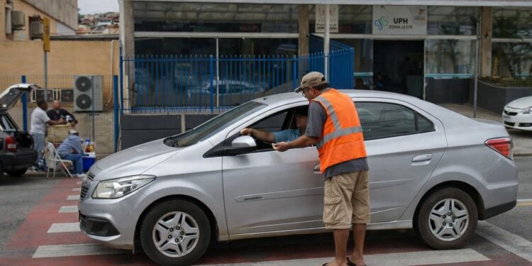 Nova lei vai multar flanelinhas em até R$ 11 mil caso exijam pagamento para vigiar carros