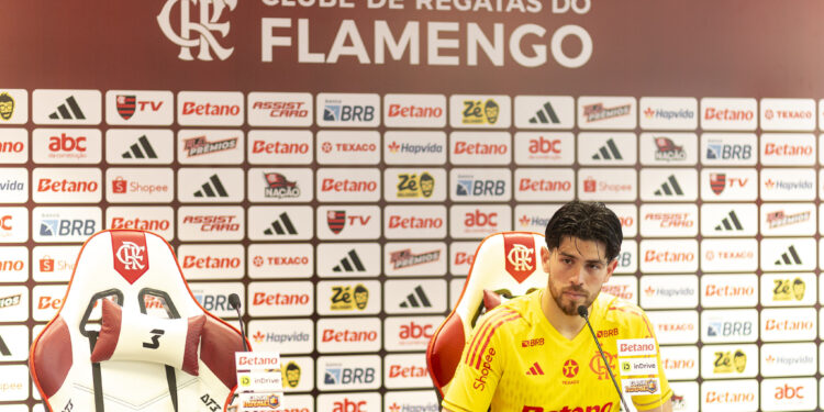 Enquanto Rossi ganha R$ 600 mil no Flamengo, Muslera recebe muito menos no Estudiantes
