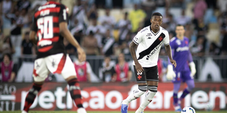 Atacante do Vasco na mira da Premier League; Flamengo fecha com defensor