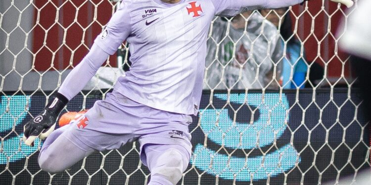 Vasco aceita vender Léo Jardim para outro time do Brasileirão?