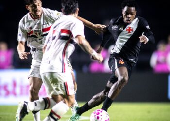 Enquanto Andrés Gómez ganha R$ 580 mil no Vasco, Carlos Vinicius ganha muito mais no Grêmio