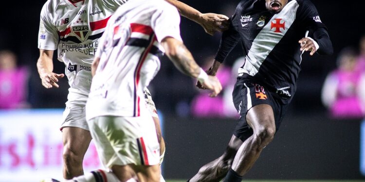 Enquanto Andrés Gómez ganha R$ 580 mil no Vasco, Carlos Vinicius ganha muito mais no Grêmio