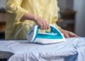 Dona Margarida gastava a manhã inteira passando roupa até colocar papel-alumínio sob a capa da tábua e reduzir o tempo gasto pela metade