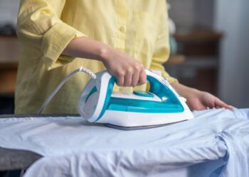 Dona Margarida gastava a manhã inteira passando roupa até colocar papel-alumínio sob a capa da tábua e reduzir o tempo gasto pela metade