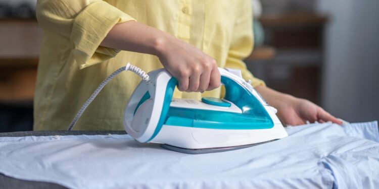 Dona Margarida gastava a manhã inteira passando roupa até colocar papel-alumínio sob a capa da tábua e reduzir o tempo gasto pela metade