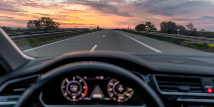 A luz que acende no painel do carro por alguns segundos ao ligar e muita gente ignora