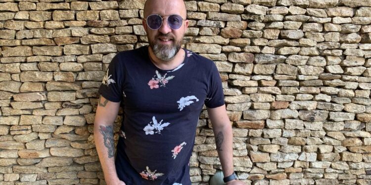 Fabrício Carpinejar sobre amor: “Uma relação nem sempre termina porque não é feliz. Às vezes termina para preservar a felicidade da memória.”