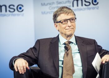 Bill Gates, aniversariante do dia sobre a IA: “Se não decidirmos frear bruscamente ou parar, teremos robôs capazes de erguer casas, plantar alimentos e conduzir cirurgias”.