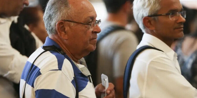 Aposentadoria por idade x BPC: qual benefício o idoso deve pedir primeiro?