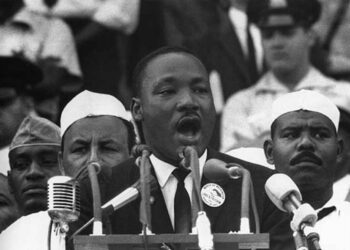 Martin Luther King Jr. deixou reflexão: “O que me preocupa não é o grito dos maus, mas o silêncio dos bons.”