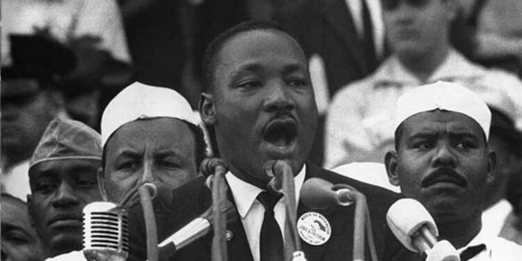 Martin Luther King Jr. deixou reflexão: “O que me preocupa não é o grito dos maus, mas o silêncio dos bons.”