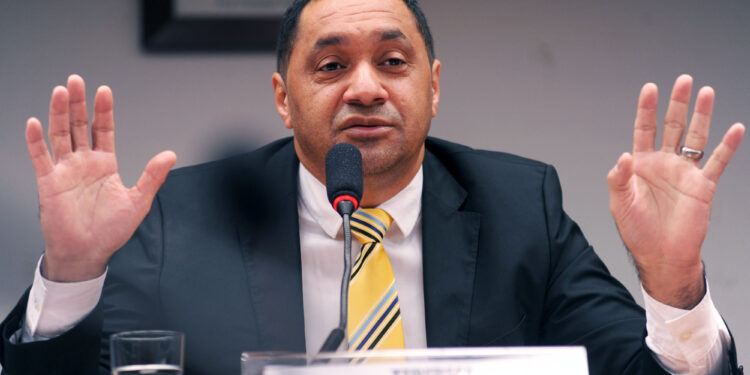 Tiririca que nunca aprovou uma lei como deputado ganha salário incrível e agora fez 5.523 votos