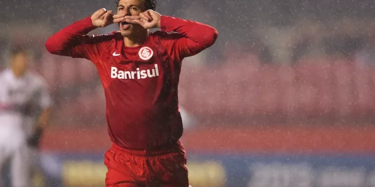 Aos 37 anos, Leandro Damião topa ganhar cerca de R$ 2 mil por jogo para voltar a atuar