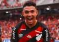 Por R$ 176 milhões, Athletico topa negociar Arthur Dias com o Flamengo