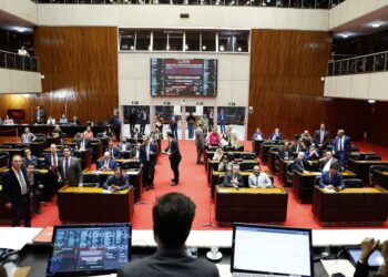 Governador eleito não espera 2027 chegar e já solicita cama e chuveiro em gabinete para evitar gastos