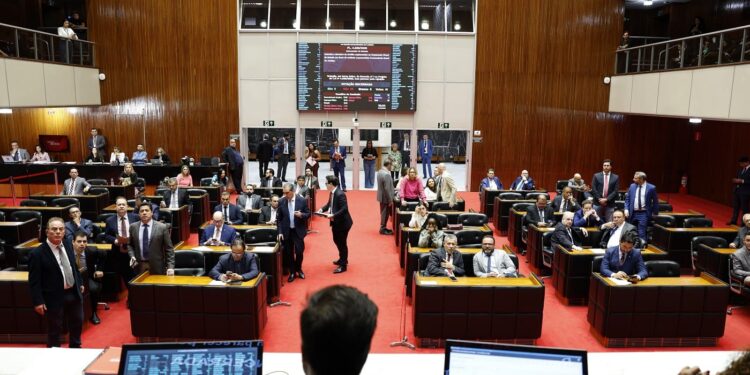 Governador eleito não espera 2027 chegar e já solicita cama e chuveiro em gabinete para evitar gastos
