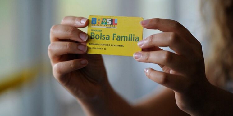 Bolsa Família de R$ 691 ou R$ 777? Entenda a diferença entre os valores pagos