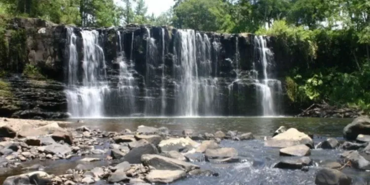 Paraíso escondido no interior de Santa Catarina tem cachoeira deslumbrante de 12 metros e acesso fácil