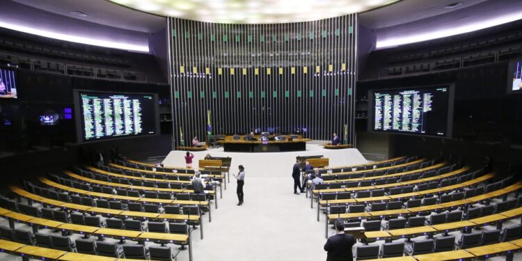 Deputados federais eleitos em 2026 vão ganhar o mesmo salário que o próximo presidente do Brasil