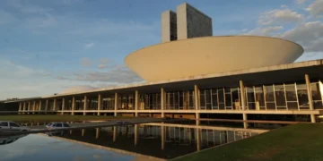 Enquanto deputados federais ganham R$ 46 mil por mês, salários de deputados estaduais chegam perto