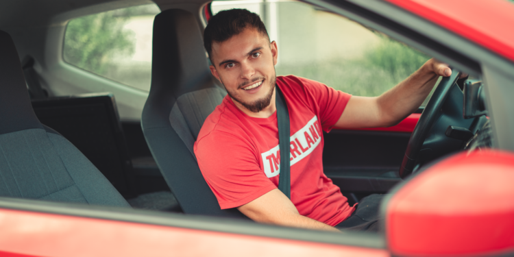 Estado permite dirijam carros usar