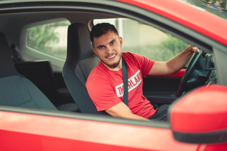 Estado permite dirijam carros usar