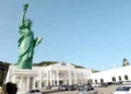 Estátua da Liberdade viaja 12 dias por terra e 7 de balsa para ser instalada na 200ª Havan