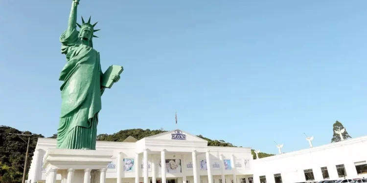 Estátua da Liberdade viaja 12 dias por terra e 7 de balsa para ser instalada na 200ª Havan
