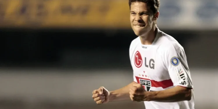 É assim que Hernanes ganha a vida depois de se aposentar dos gramados