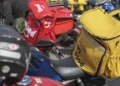 Motoboy estaciona na calçada para entregar um lanche e 4 minutos depois recebe multa de R$ 195,23 e quase perde a moto