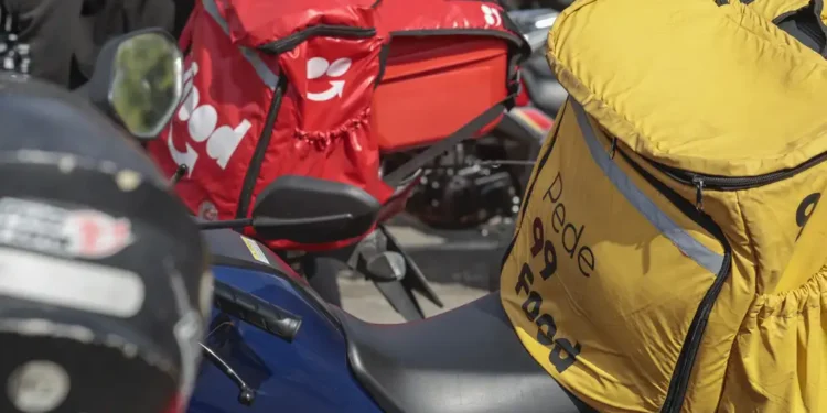 Motoboy estaciona na calçada para entregar um lanche e 4 minutos depois recebe multa de R$ 195,23 e quase perde a moto