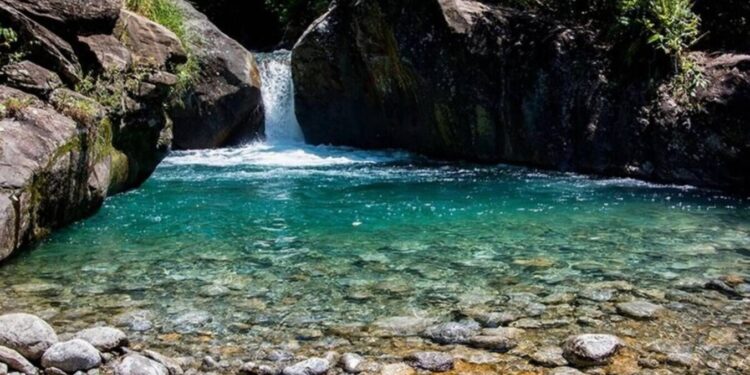Paraíso escondido perto da capital paulista é um refúgio com cachoeiras de águas cristalinas e piscinas naturais