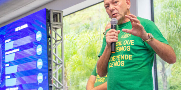 Véio da Havan oferece R$ 10 mil para qualquer brasileiro que conseguir esta informação