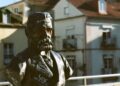 Machado de Assis fez reflexão sobre novos começos: “Esquecer é uma necessidade. A vida é uma lousa, em que o destino, para escrever um novo caso, precisa de apagar o caso escrito.”